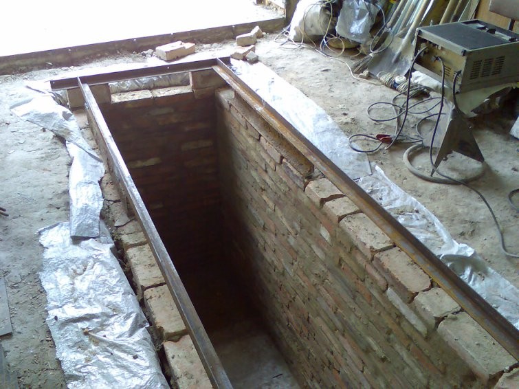 Смотровая яма в гараже из бетона